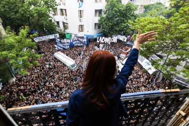 Día de la Lealtad: Cristina salió al balcón y encendió a la militancia con un mensaje contra Milei y EE.UU.