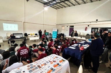 Adolfo Gonzales Chaves presentó la Muestra de Carreras 2025 y Ofertas 2026