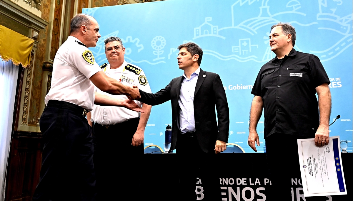 Con ascensos y designaciones, Kicillof retocó la cúpula de la Policía bonaerense
