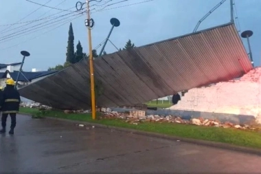 Tormenta feroz en Buenos Aires: techos volados, árboles caídos y cortes de luz tras ráfagas de hasta 90 km/h