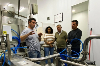 Empleo, Producción y Turismo: Sciaini y Rinaldi recorrieron la fábrica de quesos Vidanta en Roque Pérez