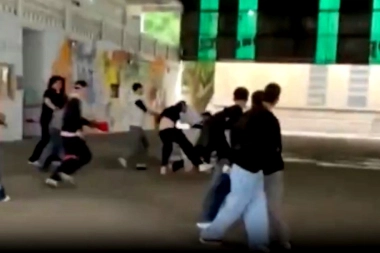 Brutal enfrentamiento en el Normal 2 de La Plata: estudiantes y una preceptora golpeados