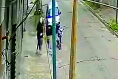 Emboscada y robo en Lanús: motochorro simuló ser un mensajero para amenazar y asaltar a una mujer