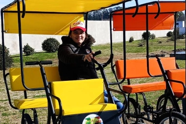 Destinos bonaerenses: Cristian, el joven con autismo que creó su propio trabajo a puro pedaleo en Tapalqué