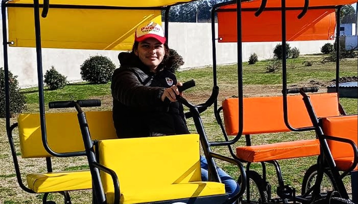 Destinos bonaerenses: Cristian, el joven con autismo que creó su propio trabajo a puro pedaleo en Tapalqué
