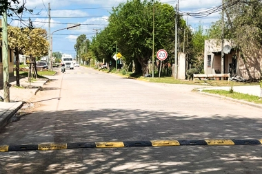 Roque Pérez avanza con importantes obras de colocación de hormigón y reductores de velocidad