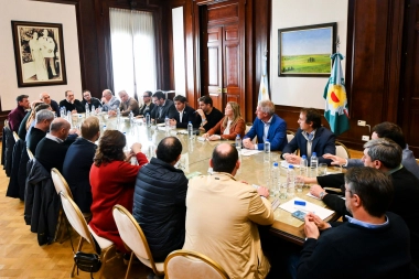 En plena interna y definiciones electorales, Kicillof recibió a varios intendentes para firmar convenios Leasing