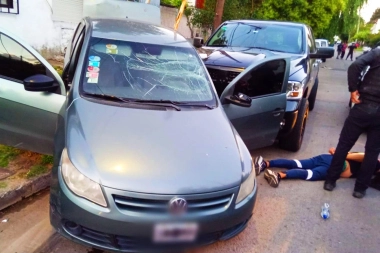 Patrulla de la Policía de la Ciudad persiguió y chocó a dos sujetos que escapaban en un auto robado