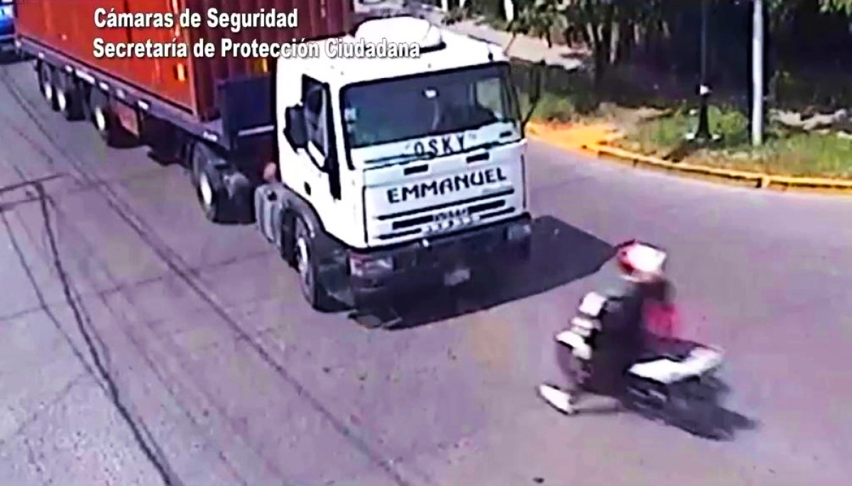 Increíble choque frontal entre una moto y un camión que trasladaba un contenedor