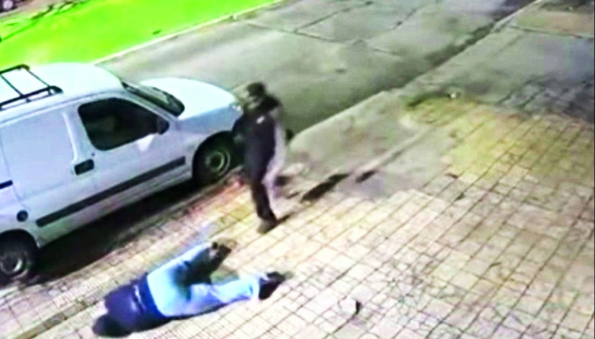 "Dale un tiro": salvajes motochorros golpearon y arrastraron por la acera a una joven de La Plata