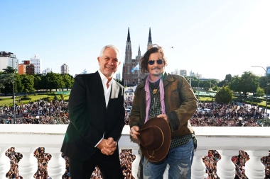 En su estelar visita a La Plata, Alak distinguió como Visitante Ilustre a Johnny Depp
