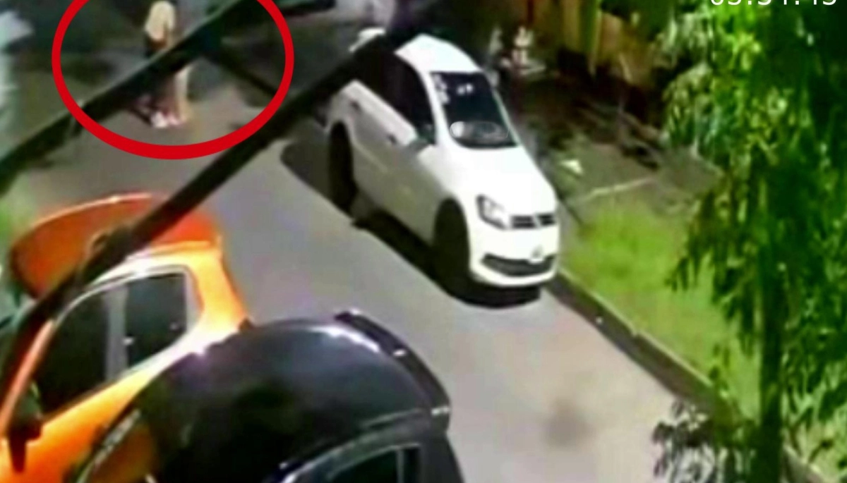 En Lanús hay pibes con "chispa" y se divierten incendiando automóviles en la vía pública