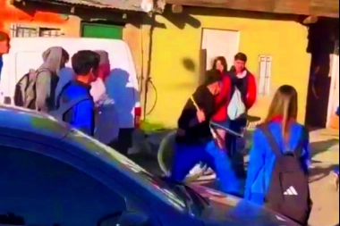 Violencia en un colegio de Escobar: un padre fue golpeado por compañeros del hijo y una madre pateó a una chica
