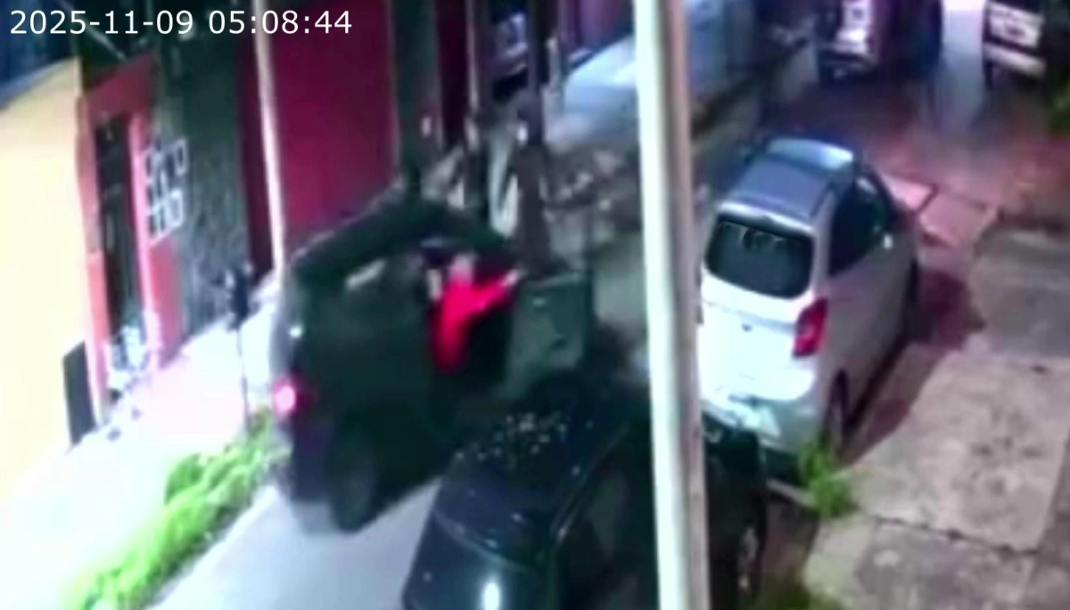 Escapaba de ladrones que le rodearon el auto e hizo giratoria la puerta del acompañante