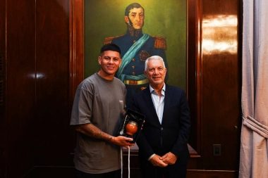 Alak recibió a Marcos Rojo en La Plata: reconocimiento y elogios por su rol social en San Carlos