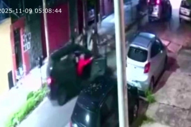 Escapaba de ladrones que le rodearon el auto e hizo giratoria la puerta del acompañante