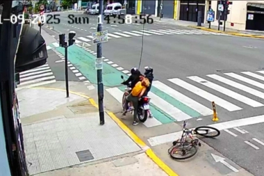 Ciudadana rusa se resistió al ataque de motochorros y en el piso retuvo a uno que acabó preso