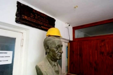 Papelón: el Municipio de Villa Gesell se disculpó por subir una foto del busto de Illia con un casco en la cabeza