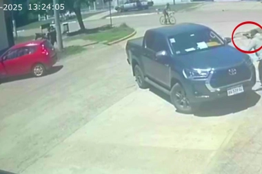 Le robaban la camioneta y quedó en medio de un enfrentamiento entre ladrones y un policía