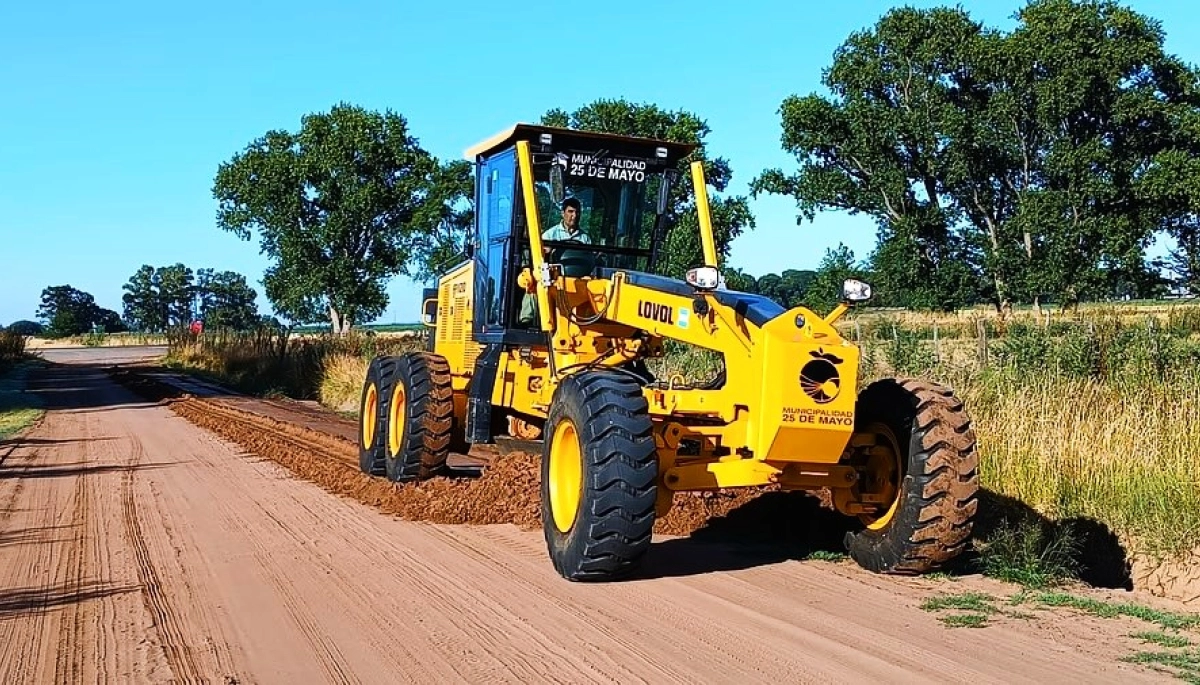 Crisis hídrica: el Municipio de 25 de Mayo intensifica el mantenimiento de los caminos rurales locales