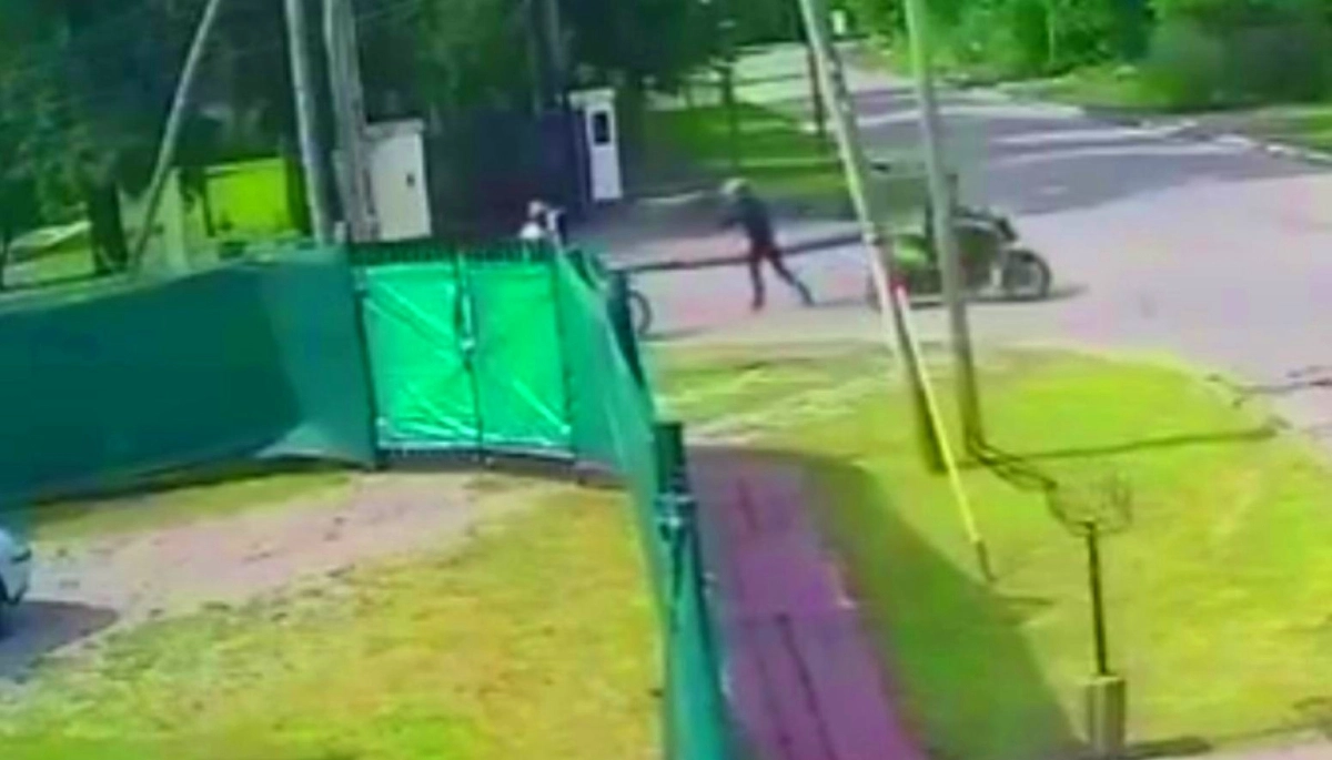 Le pusieron una pistola en la cabeza y le robaron la moto a la hora de la siesta