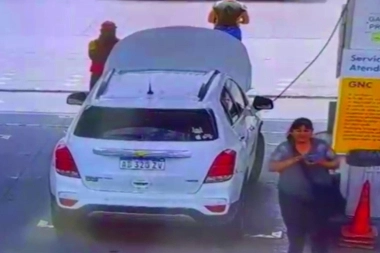 "Están ahí pero no los ves": no cuidó la cartera y se la robaron cuando cargaba GNC