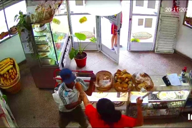 En una panadería de Lanús, una empleada se defendió con una cuchilla y redujo a un ladrón