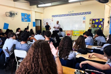 Jóvenes de General Arenales reciben charlas para tramitar su primer carnet de conducir