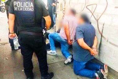 La Policía de la Ciudad secuestró un auto robado y detuvo a piratas del asfalto con un arsenal