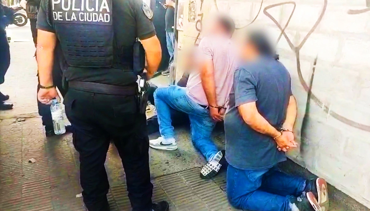 La Policía de la Ciudad secuestró un auto robado y detuvo a piratas del asfalto con un arsenal