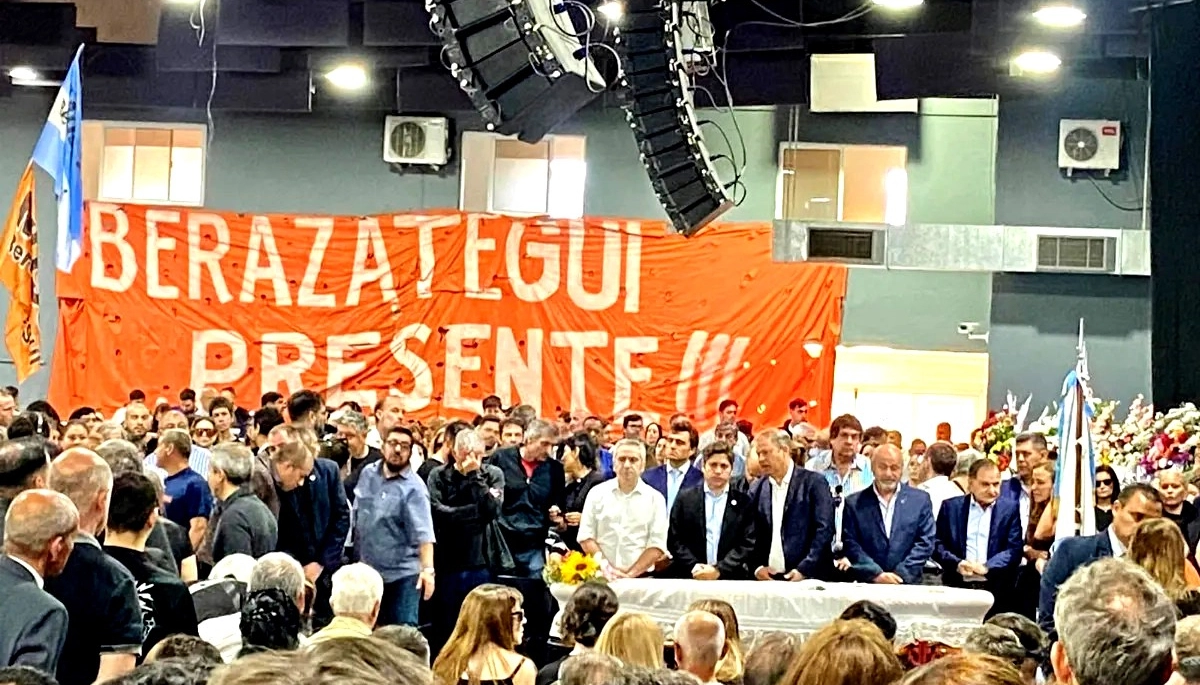 La interna peronista se tomó una pausa: dos dirigentes enfrentados se juntaron para despedir a Mussi