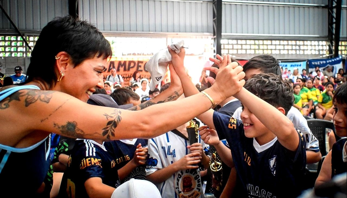Mayra Mendoza celebró a los clubes de barrio: entregó trofeos a más de 40 instituciones en Quilmes