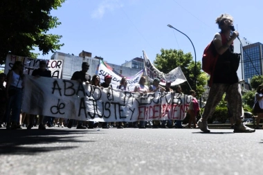Docentes marcharon a la Legislatura para rechazar "el presupuesto de ajuste” de Kicillof