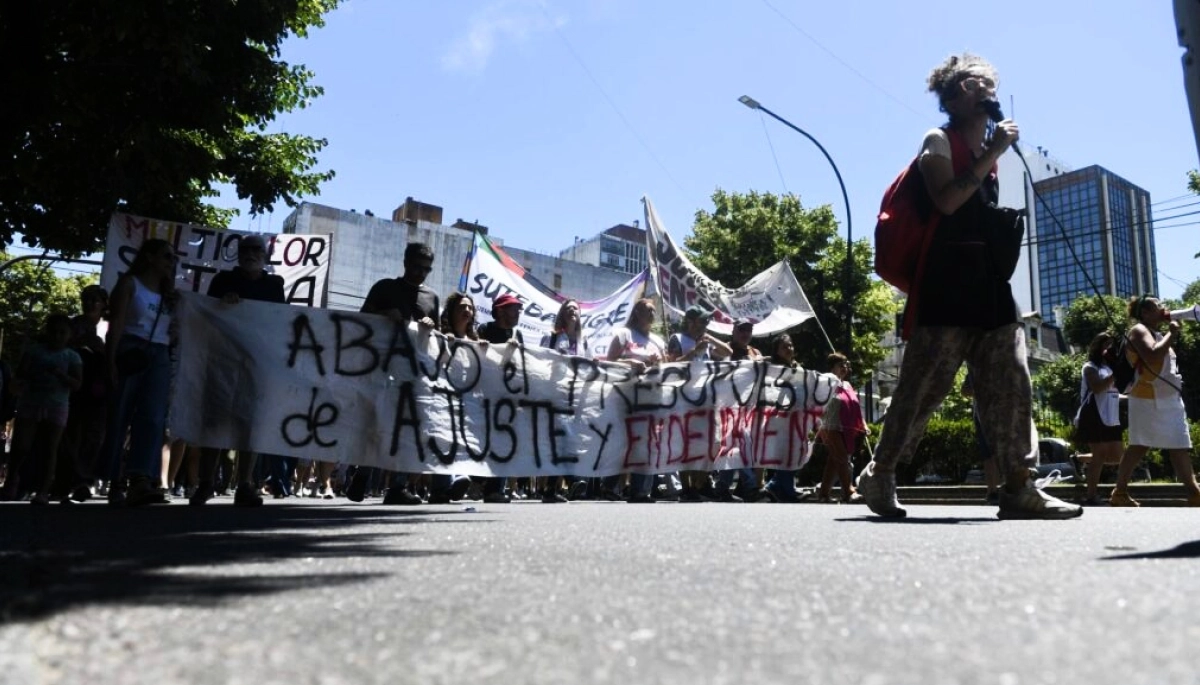 Docentes marcharon a la Legislatura para rechazar "el presupuesto de ajuste” de Kicillof