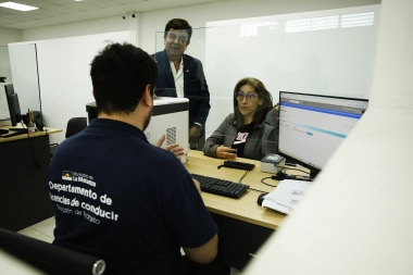 Espinoza recorrió el Departamento de Licencias de La Matanza y destacó la agilidad para los trámites