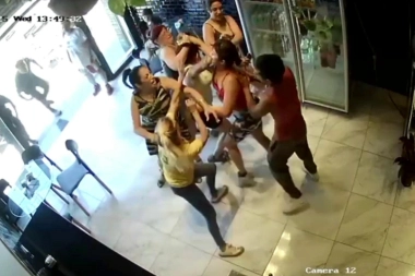 Violencia extrema en Ensenada: chocó a un motociclista y la familia del joven le dio una paliza