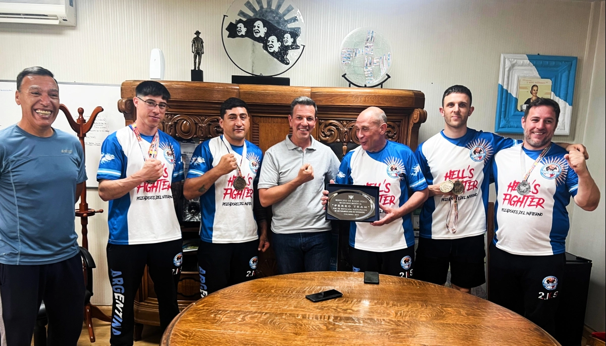 Roque Pérez entregó reconocimientos a los deportistas de kickboxing que jugaron en los Panamericanos de Colombia