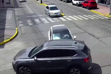 Violento choque en Tigre: conductor imprudente giró a la izquierda y casi lo parten al medio