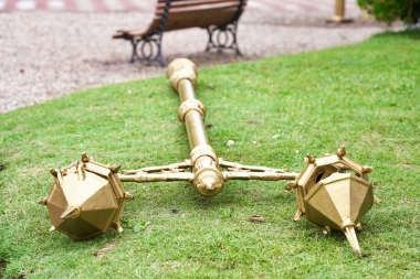 25 de Mayo: la Municipalidad repudió un acto de vandalismo sobre las nuevas farolas instaladas en Plaza Mitre