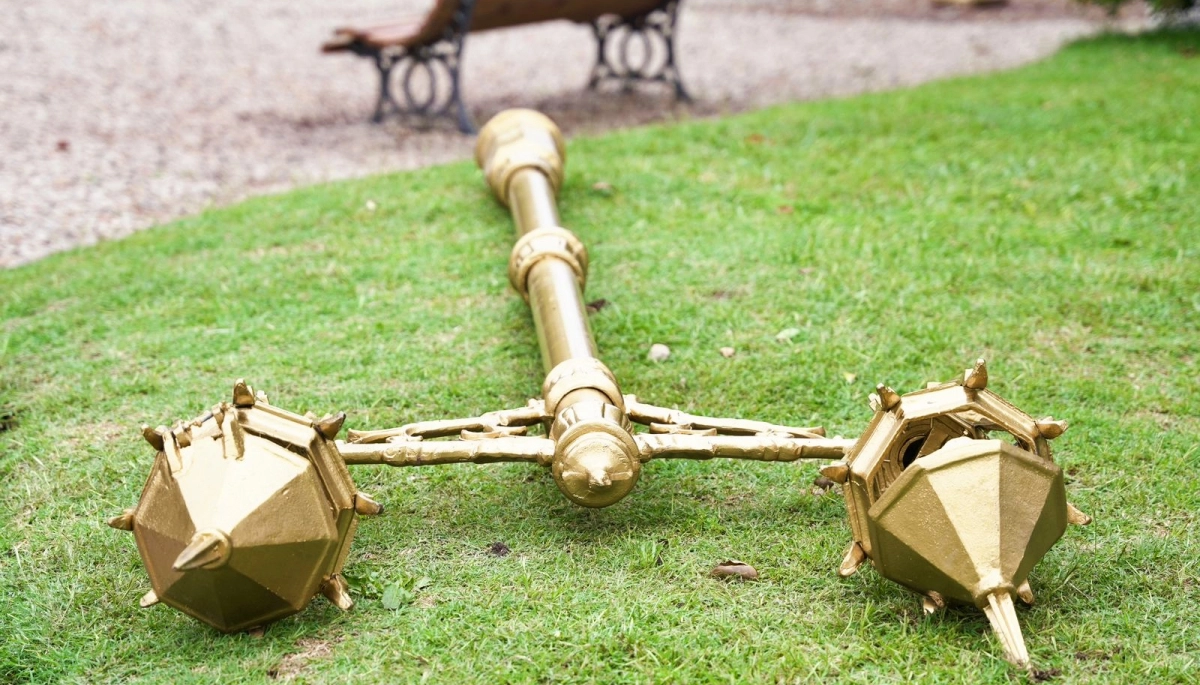 25 de Mayo: la Municipalidad repudió un acto de vandalismo sobre las nuevas farolas instaladas en Plaza Mitre