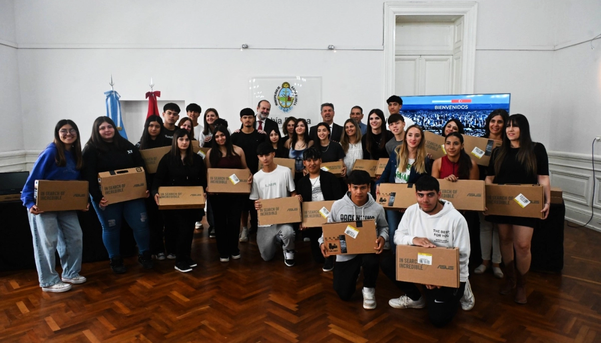 La Embajada de Turquía en Argentina donó 30 notebooks a escuelas de Bahía Blanca
