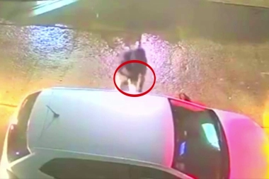 Con gran coraje y una muñeca para Fórmula 1, escapó de los ladrones y los balazos