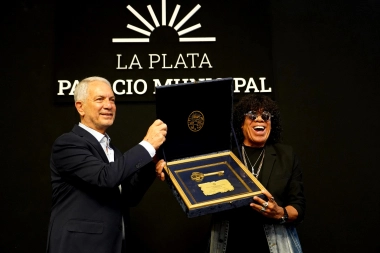 “La Mona” Jiménez visitó La Plata: distinguido como Visitante Ilustre, confirmó Festival del Cuarteto en la capital