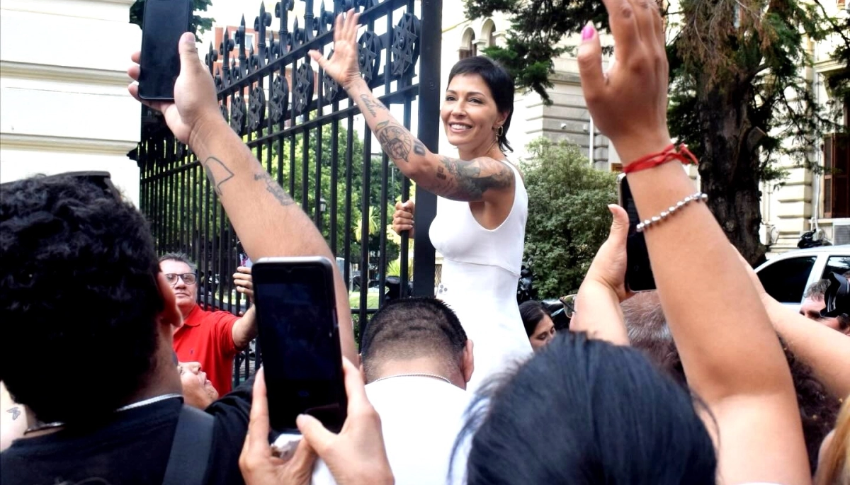 Mayra Mendoza juró como diputada provincial, reivindicó “la lealtad” y picó la interna peronista