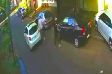 Raid delictivo en Tres de Febrero: jóvenes armados robaron un auto en 30 segundos