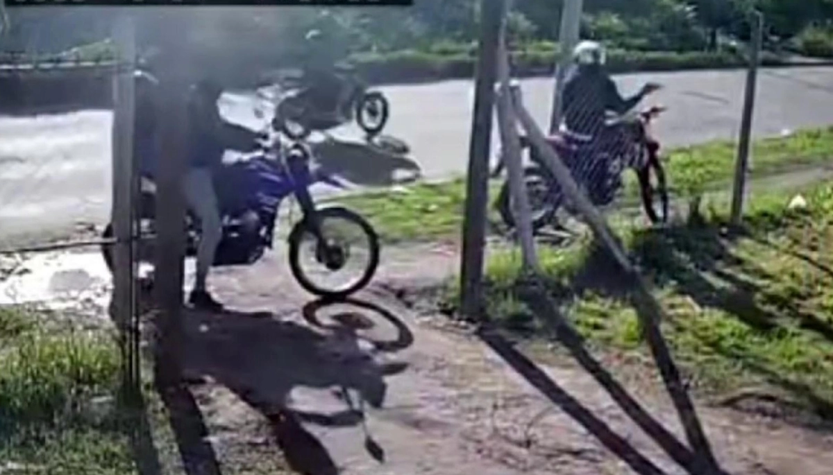 A plena luz del día motochorros coparon un barrio y atacaron a los residentes