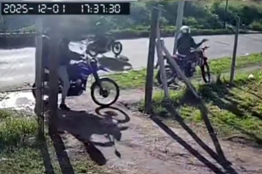A plena luz del día motochorros coparon un barrio y atacaron a los residentes