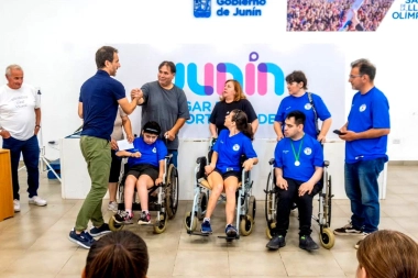Petrecca entregó nuevas becas deportivas en Junín: “El deporte iguala, enseña y abre caminos”