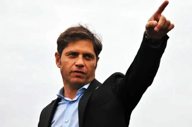 A puño cerrado: Kicillof celebró la aprobación del endeudamiento y vuelve a la carga por la coparticipación
