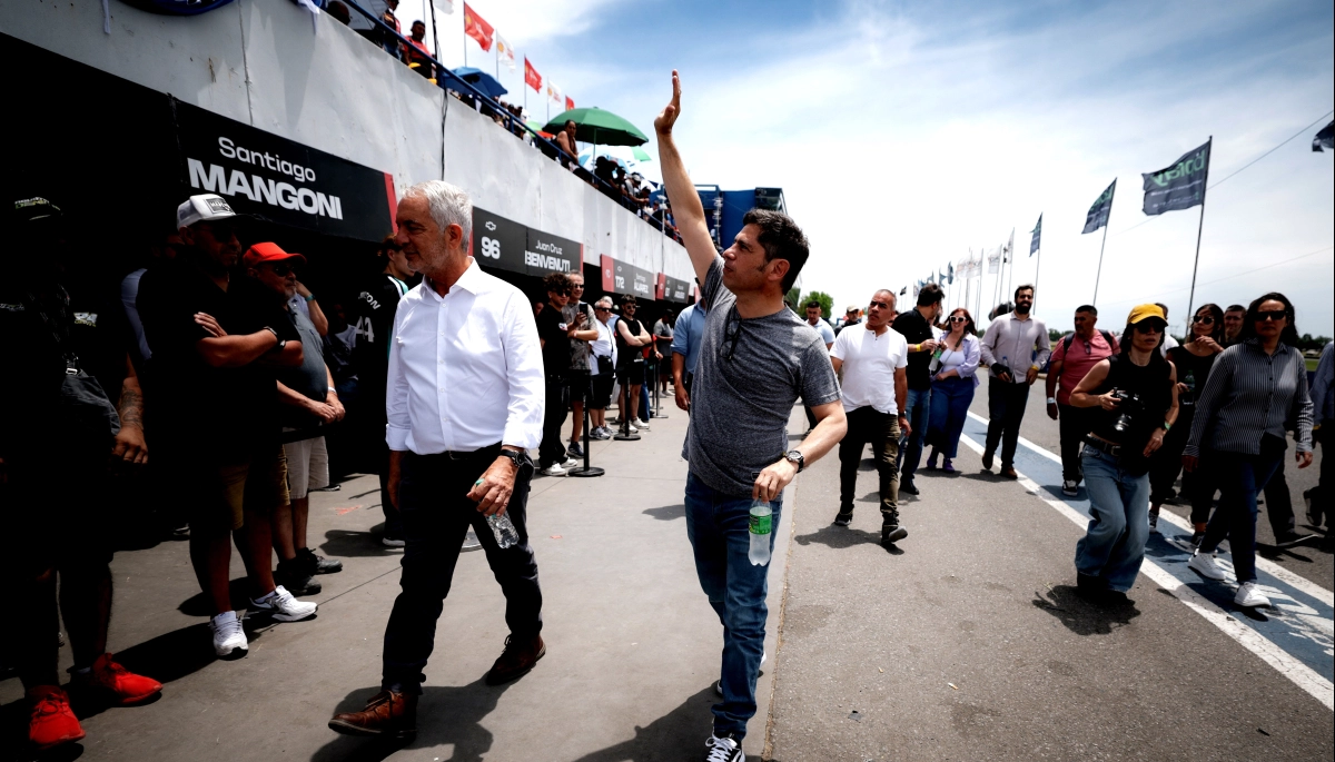 Con un guiño a los fanáticos del Turismo Carretera, Kicillof participó del Gran Premio Coronación en La Plata